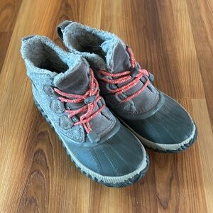 | Sorel | Out N About Plus Gray Waterproof  Duck Boots Size Y 4